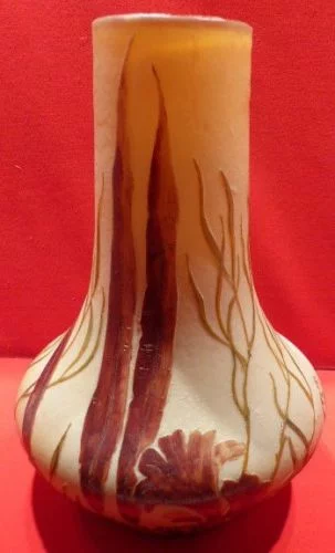 Vase en pâte de verre signé Legras  à décor gravé à l'acide d'algues et de plantes aquatiques sur fond opacifié jaune orangé