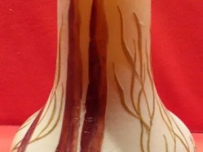 Vase en pâte de verre signé Legras  à décor gravé à l'acide d'algues et de plantes aquatiques sur fond opacifié jaune orangé