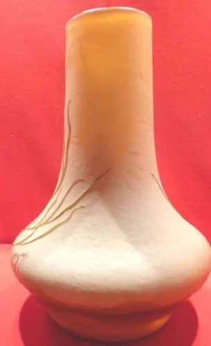 Vase en pâte de verre signé Legras  à décor gravé à l'acide d'algues et de plantes aquatiques sur fond opacifié jaune orangé