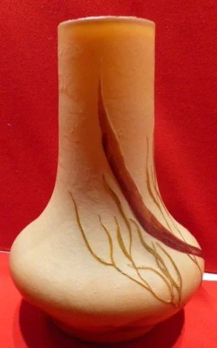 Vase en pâte de verre signé Legras  à décor gravé à l'acide d'algues et de plantes aquatiques sur fond opacifié jaune orangé