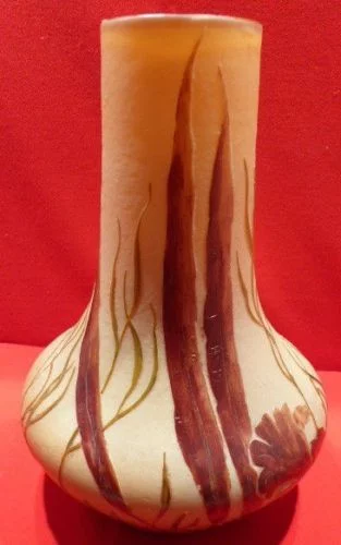 Vase en pâte de verre signé Legras  à décor gravé à l'acide d'algues et de plantes aquatiques sur fond opacifié jaune orangé