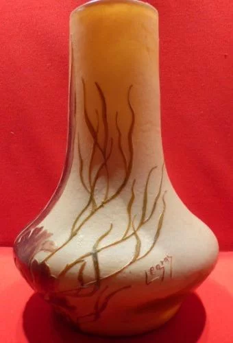 Vase en pâte de verre signé Legras  à décor gravé à l'acide d'algues et de plantes aquatiques sur fond opacifié jaune orangé