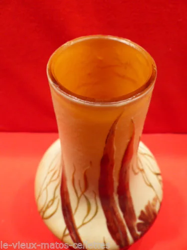 Vase en pâte de verre signé Legras  à décor gravé à l'acide d'algues et de plantes aquatiques sur fond opacifié jaune orangé