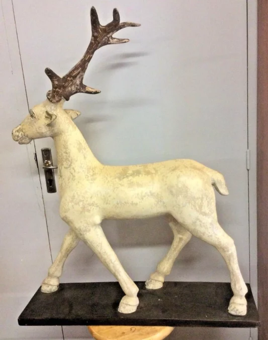 Sculpture d'un cerf en resine travail vers 1960