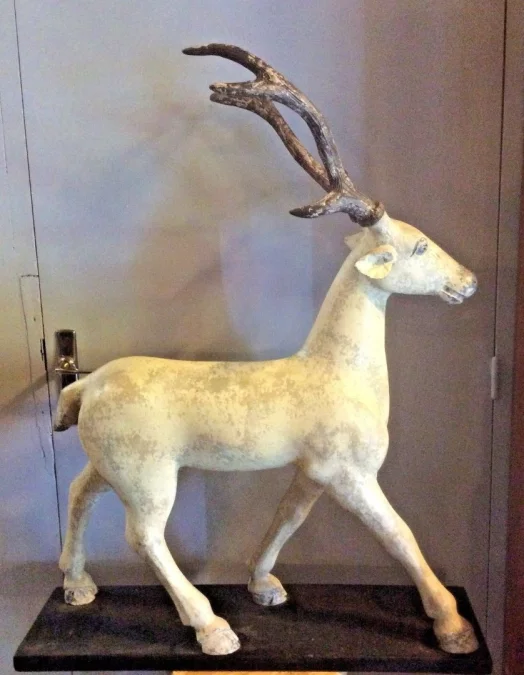 Sculpture d'un cerf en resine travail vers 1960