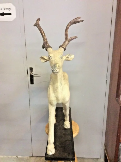 Sculpture d'un cerf en resine travail vers 1960