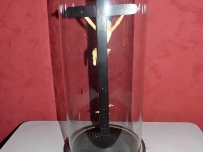 Crucifix dans globe en verre avec croix en ébène et beau Christ sculpté 19ème
