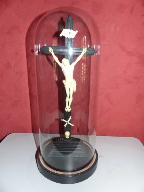 Crucifix dans globe en verre avec croix en ébène et beau Christ sculpté 19ème
