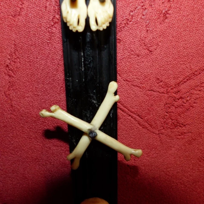 Crucifix dans globe en verre avec croix en ébène et beau Christ sculpté 19ème