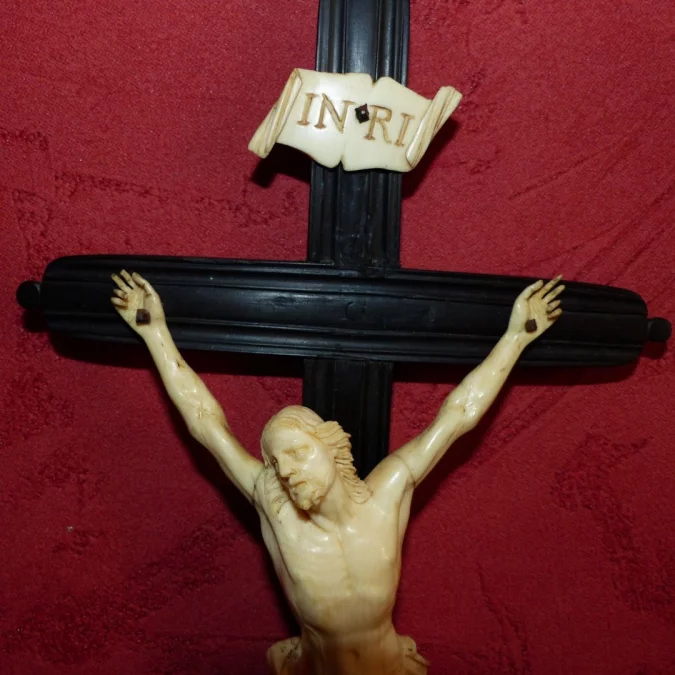 Crucifix dans globe en verre avec croix en ébène et beau Christ sculpté 19ème
