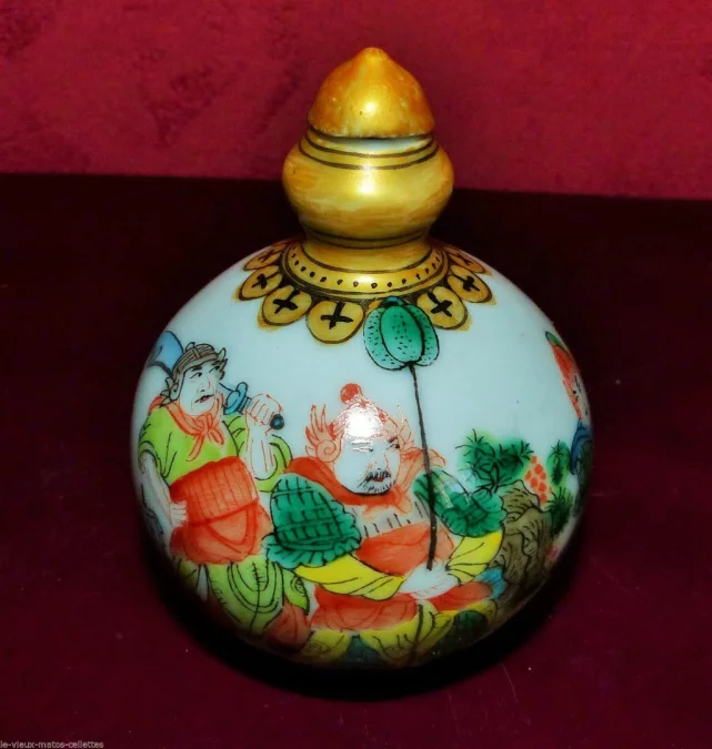 Flacon tabatière en porcelaine signée de Chine  Fin XIXème