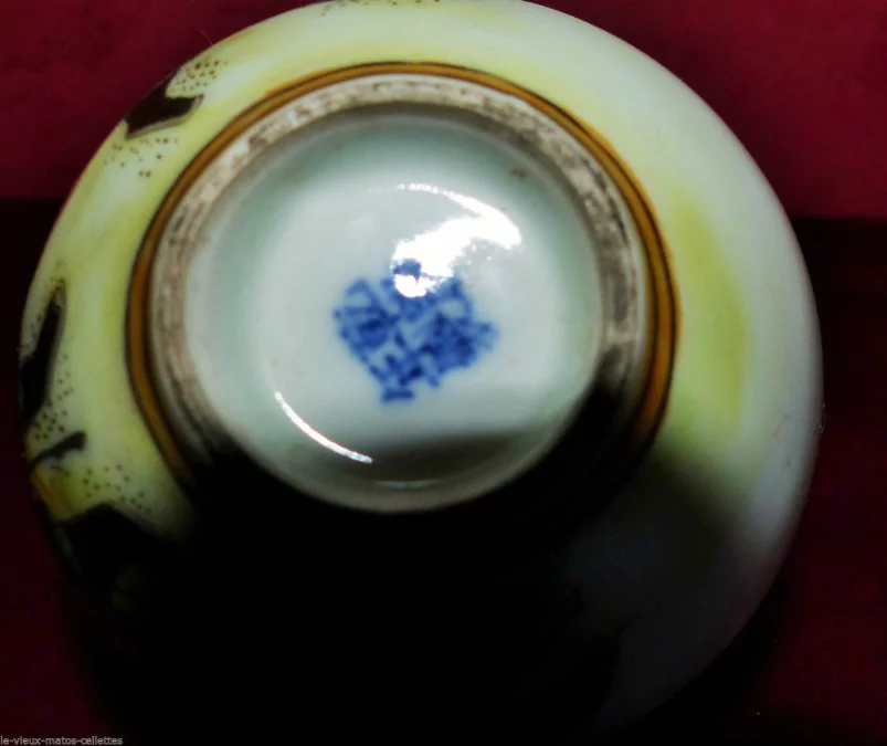 Flacon tabatière en porcelaine signée de Chine  Fin XIXème