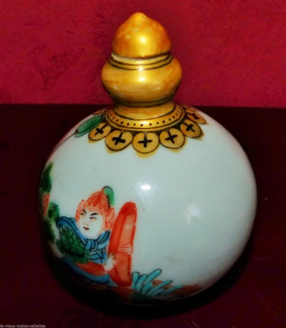 Flacon tabatière en porcelaine signée de Chine  Fin XIXème