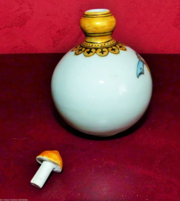 Flacon tabatière en porcelaine signée de Chine  Fin XIXème