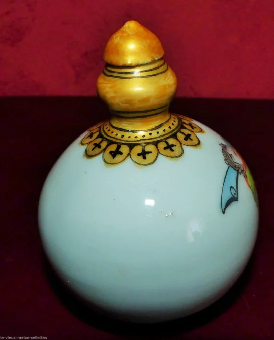 Flacon tabatière en porcelaine signée de Chine  Fin XIXème