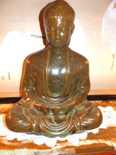 statue d'art d'Asie elle représente un Bouddha assis en train de méditer année 1970  1980