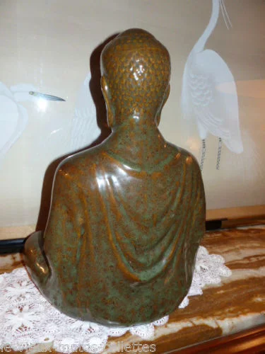 statue d'art d'Asie elle représente un Bouddha assis en train de méditer année 1970  1980