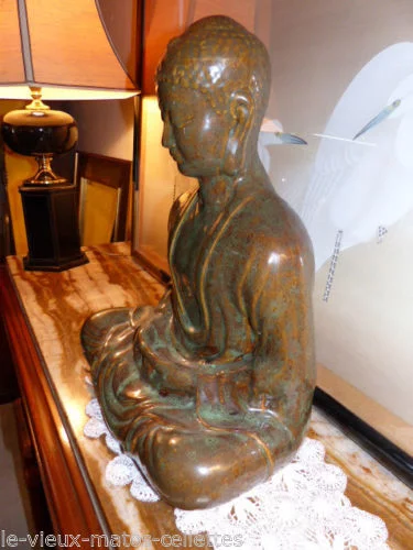 statue d'art d'Asie elle représente un Bouddha assis en train de méditer année 1970  1980