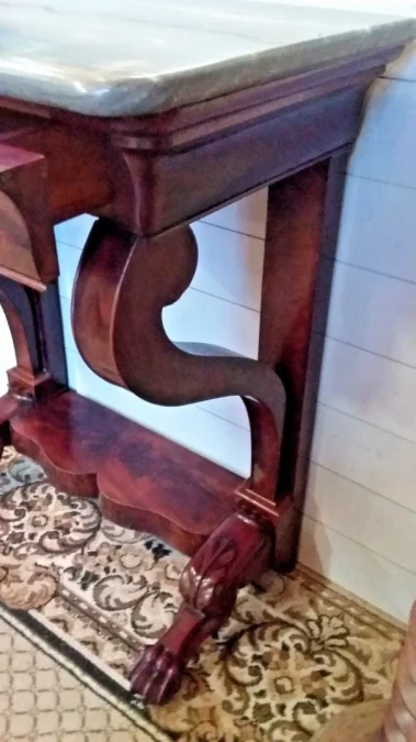 Petite console ouvrant par un tiroir en ceinture Empire en acajou 19ème