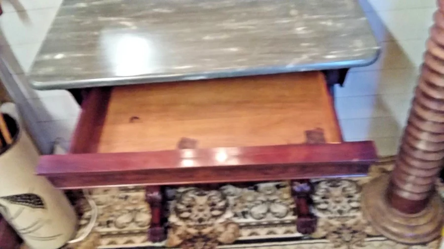 Petite console ouvrant par un tiroir en ceinture Empire en acajou 19ème