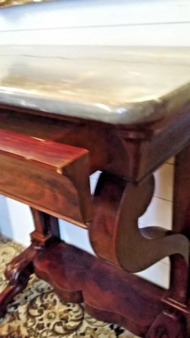 Petite console ouvrant par un tiroir en ceinture Empire en acajou 19ème