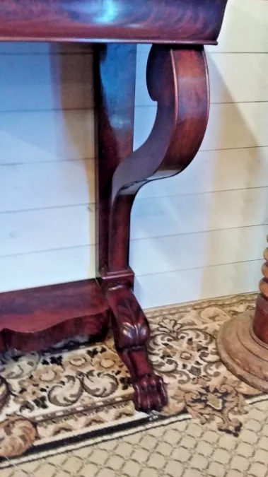 Petite console ouvrant par un tiroir en ceinture Empire en acajou 19ème