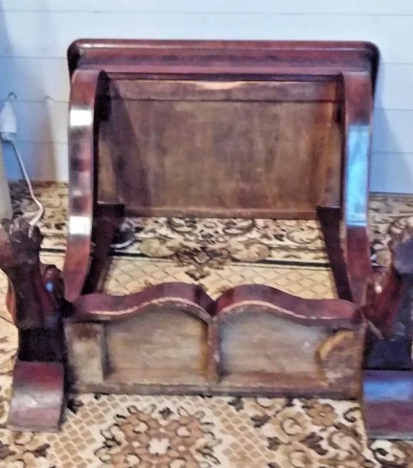 Petite console ouvrant par un tiroir en ceinture Empire en acajou 19ème