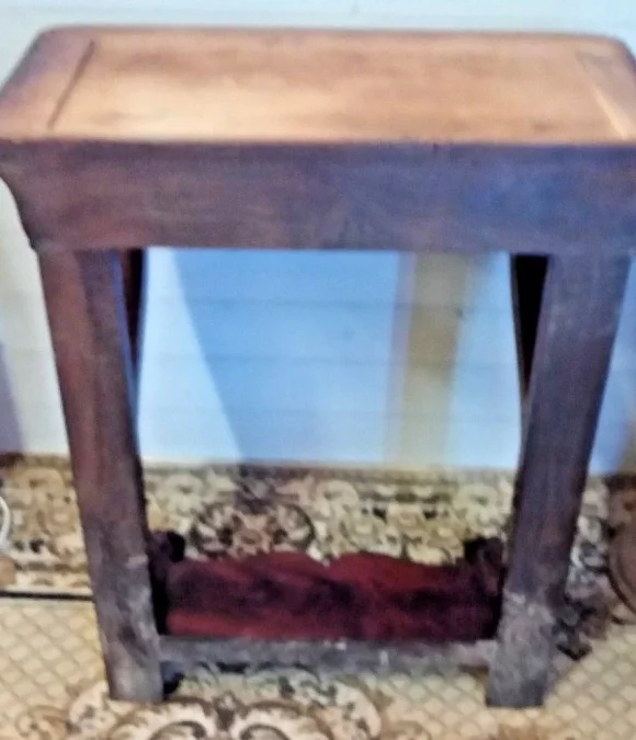 Petite console ouvrant par un tiroir en ceinture Empire en acajou 19ème