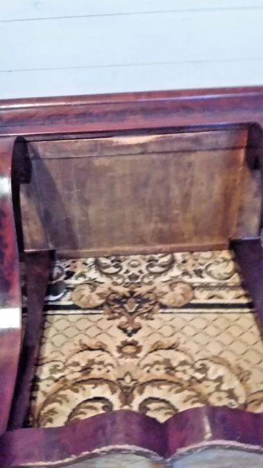 Petite console ouvrant par un tiroir en ceinture Empire en acajou 19ème