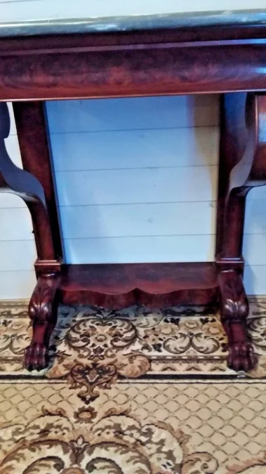 Petite console ouvrant par un tiroir en ceinture Empire en acajou 19ème