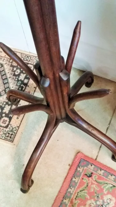 Porte manteau en hêtre modèle "Perroquet" en bois courbé foncé à huit patères style Thonet début 20ème