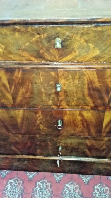 Commode restauration en acajou flammé ouvrant à 4 tiroirs avec son marbre d'origine état d'usage du milieu du XIXème siècle