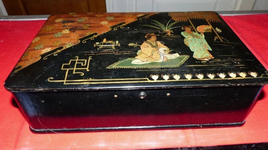 Grande boite asiatique en papier mâché fin XIXème