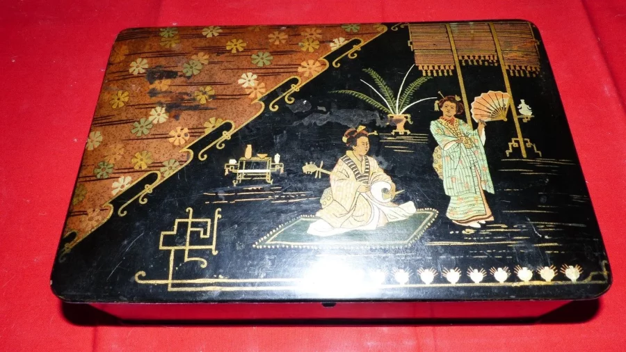 Grande boite asiatique en papier mâché fin XIXème