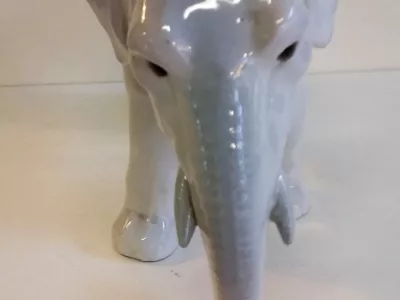 Eléphant en porcelaine style Copenhague début 20ème