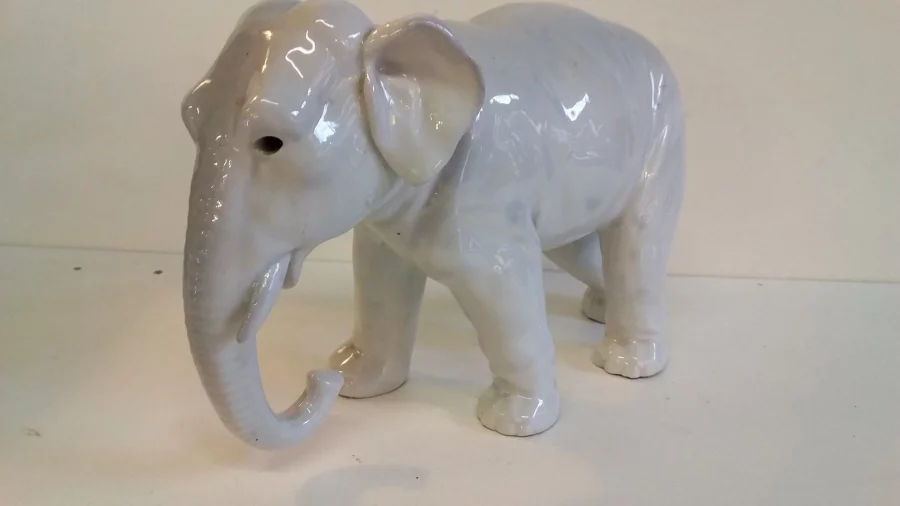 Eléphant en porcelaine style Copenhague début 20ème