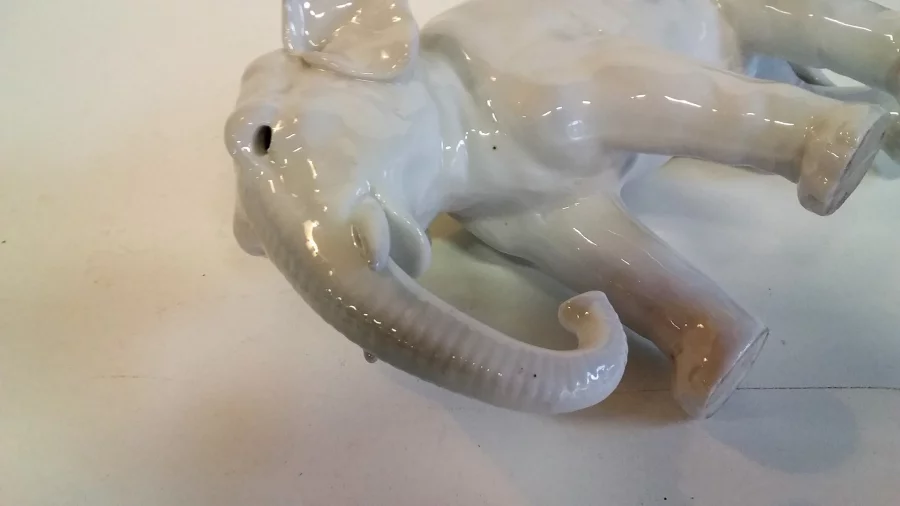 Eléphant en porcelaine style Copenhague début 20ème