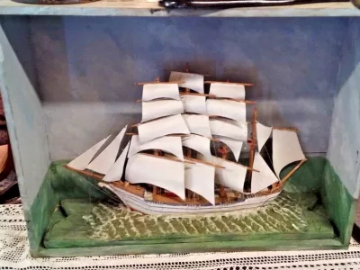 Diorama avec maquette de bateau a voiles fin 19ème
