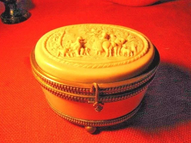 Coffret en albâtre a bijoux décor scène retour de chasse fin 19ème