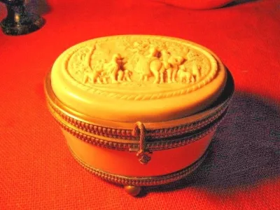 Coffret en albâtre a bijoux décor scène retour de chasse fin 19ème