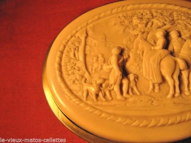 Coffret en albâtre a bijoux décor scène retour de chasse fin 19ème