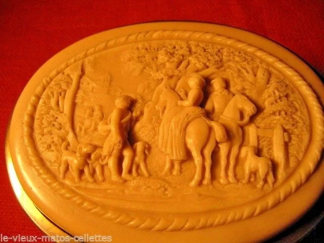 Coffret en albâtre a bijoux décor scène retour de chasse fin 19ème