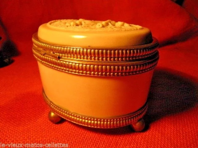 Coffret en albâtre a bijoux décor scène retour de chasse fin 19ème