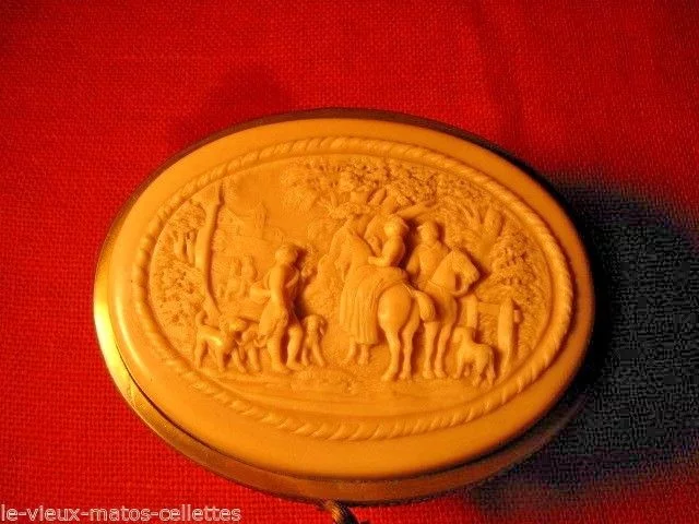 Coffret en albâtre a bijoux décor scène retour de chasse fin 19ème