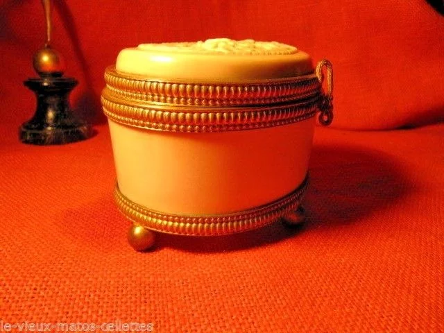 Coffret en albâtre a bijoux décor scène retour de chasse fin 19ème