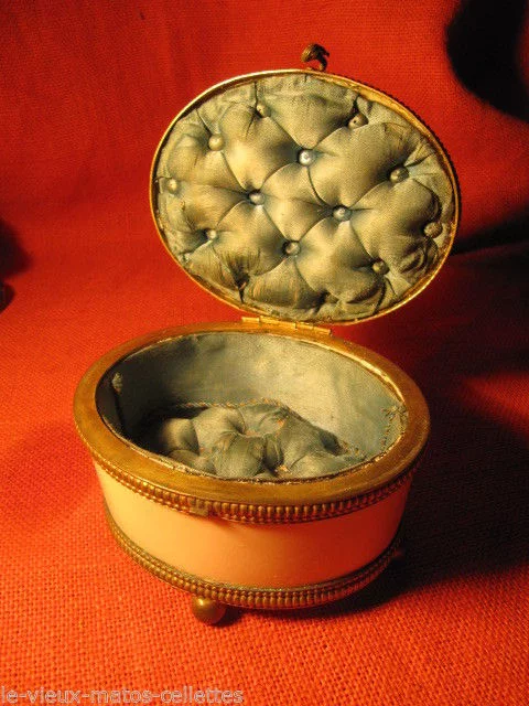 Coffret en albâtre a bijoux décor scène retour de chasse fin 19ème