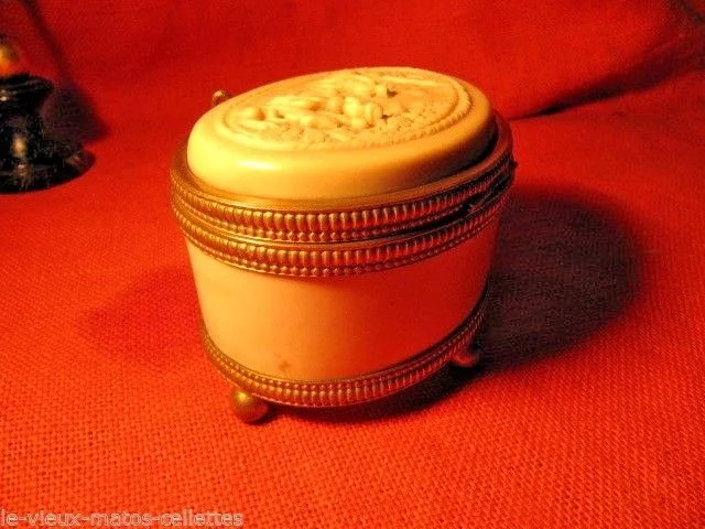 Coffret en albâtre a bijoux décor scène retour de chasse fin 19ème