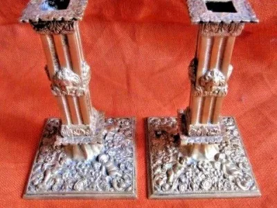 Paire de bougeoirs avec décor angelots en bronze fin 19ème