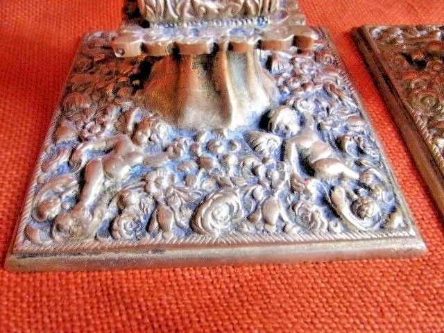 Paire de bougeoirs avec décor angelots en bronze fin 19ème