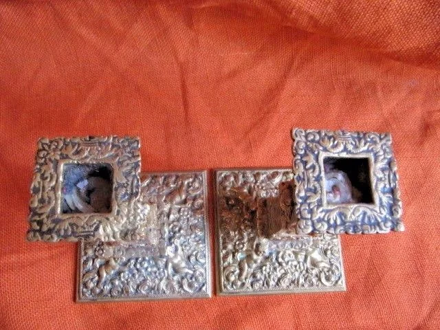 Paire de bougeoirs avec décor angelots en bronze fin 19ème